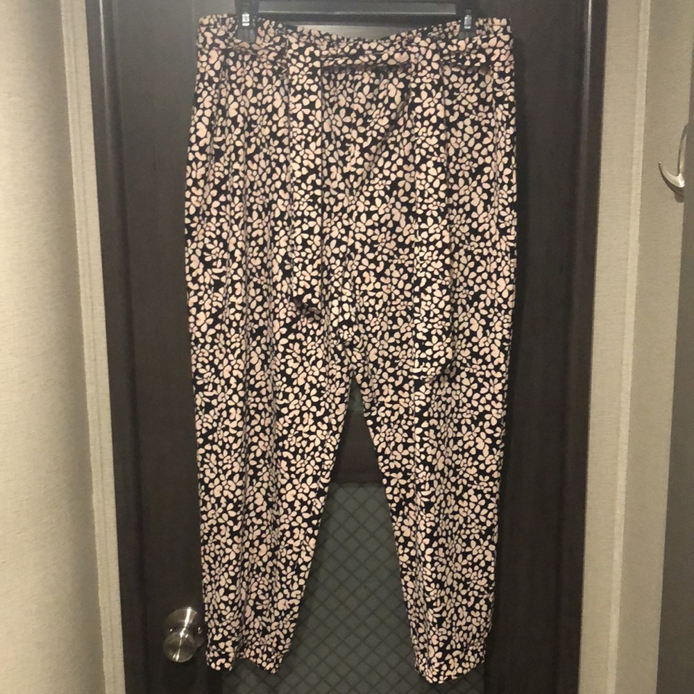Joggers with belt. No pockets